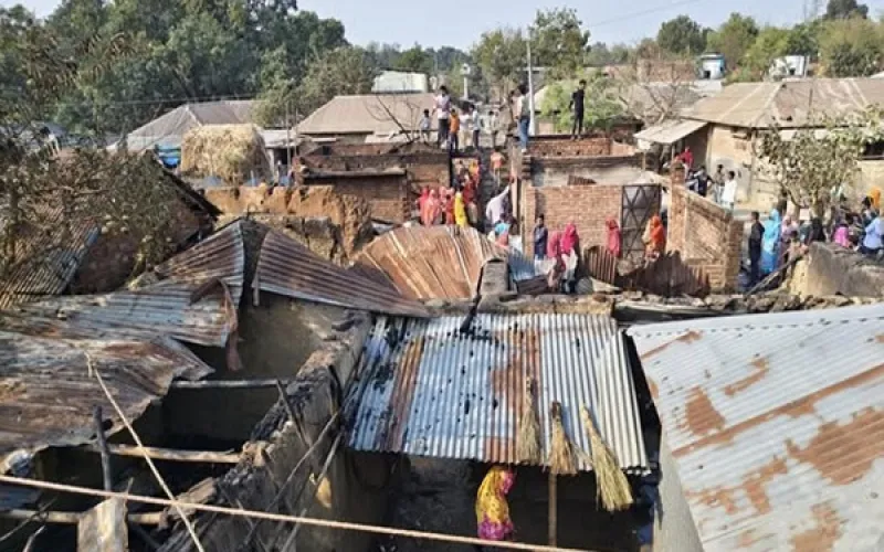 মোবাইল চার্জ দিতে গিয়ে অগ্নিকাণ্ড, ক্ষতিগ্রস্ত ৪ বাড়ি