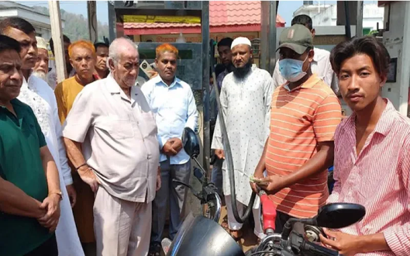 বান্দরবানে তেল সংকট: এমপি সাচিং প্রু জেরীর হস্তক্ষেপে খুলল বন্ধ পাম্প, স্বস্তি পর্যটক-স্থানীয়দের