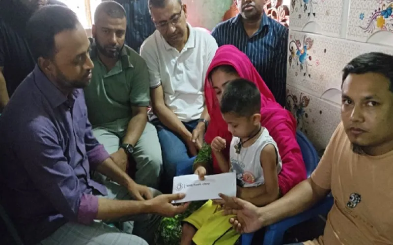 কামরাঙ্গীরচরে হামে শিশুমৃত্যু: শোকাহত পরিবারের পাশে তারেক রহমান, অসুস্থ সন্তানের চিকিৎসায় সহায়তা