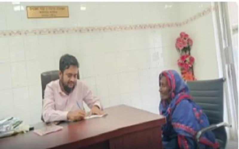 অসহায় বৃদ্ধার পাশে মানবিকতার হাত বাড়ালেন চিকিৎসক হাবিবুর রহমান